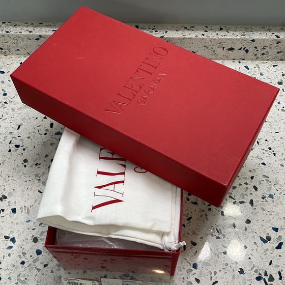 Valentino Garavani Rubber Rockstud thong Sandal - Picture 5 of 9